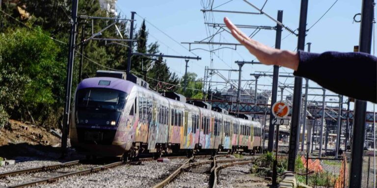 Πάτρα: Μηχάνημα εκτροχιάστηκε στον προαστιακό