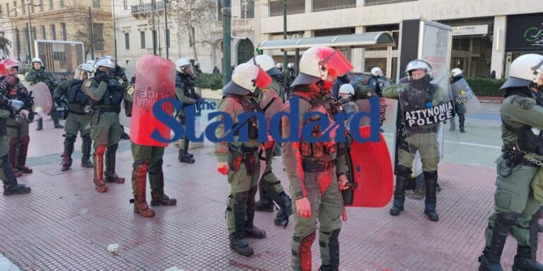 Εντάσεις μεταξύ αναρχικών και ΜΑΤ στα Προπύλαια