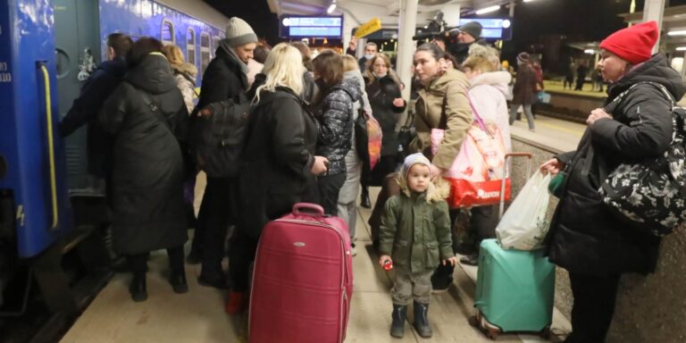 Εισβολή στην Ουκρανία: 1.032 πρόσφυγες ήρθαν στην Ελλάδα σε πέντε μέρες – Σύσκεψη στο υπουργείο Προστασίας του Πολίτη