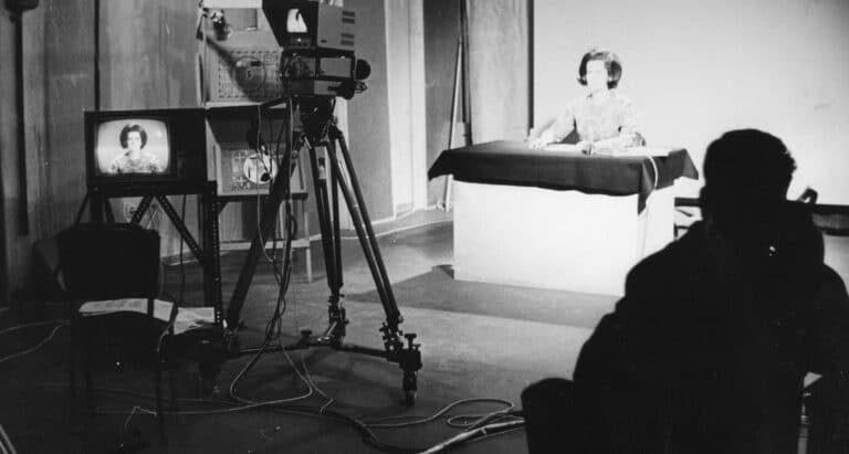 Σαν σήμερα: Το 1966 μεταδόθηκε τo πρώτο πρόγραμμα του ΕΙΡ, της σημερινής ΕΡΤ – Χιλιάδες Αθηναίοι παρακολούθησαν όρθιοι το πρόγραμμα (βίντεο)