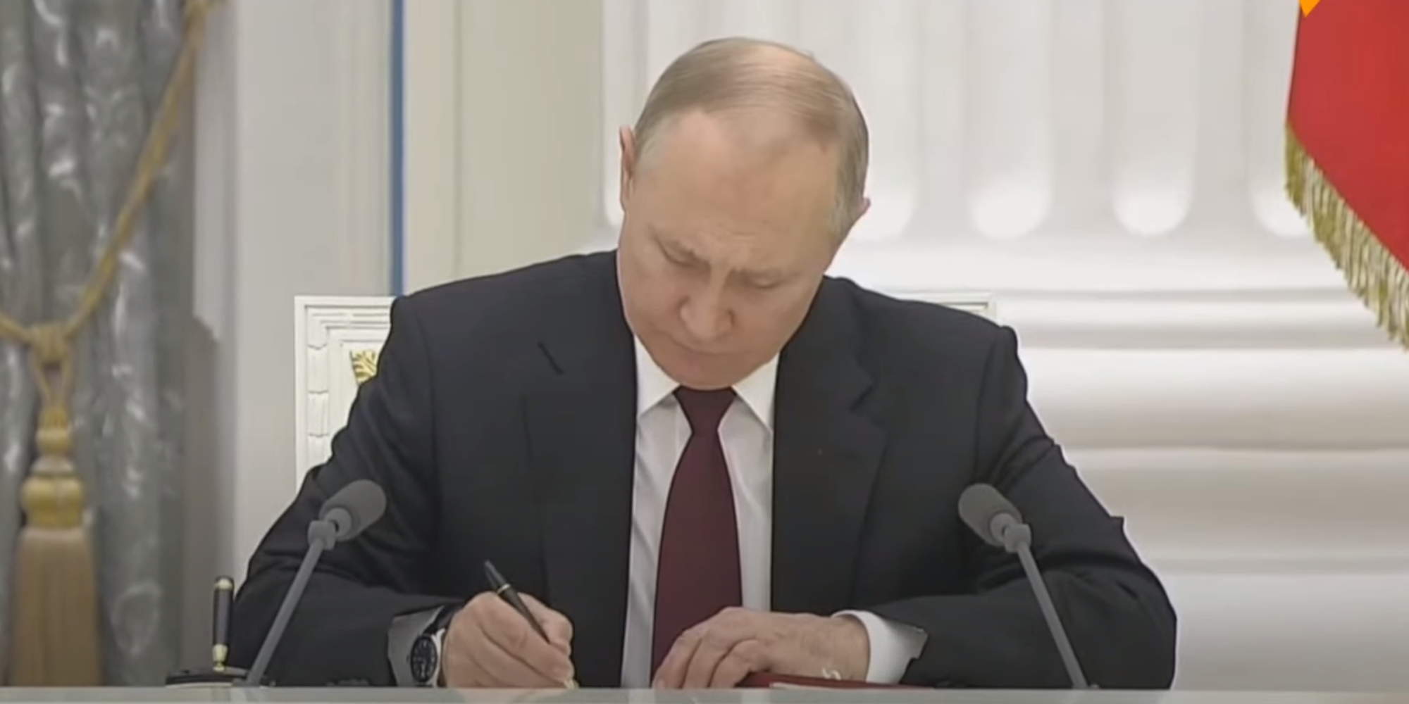 Ο Πούτιν υπέγραψε την ανεξαρτησία των φιλορωσικών περιοχών στην ανατολική Ουκρανία