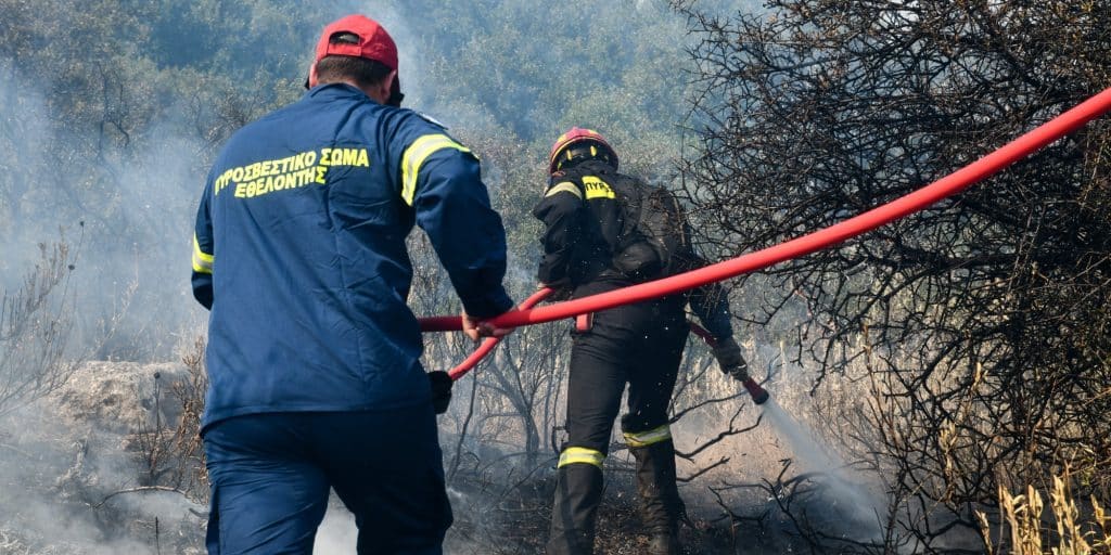 Πυροσβέστες σε κατάσβεση πυρκαγιάς