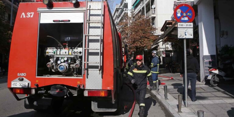 Θεσσαλονίκη: Στο νοσοκομείο με αναπνευστικά προβλήματα 50χρονος, μετά από πυρκαγιά σε διαμέρισμα