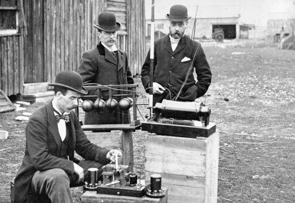 Ελεγκτές των βρετανικών ταχυδρομείων καθώς επιθεωρούν συσκευή τηλέγραφου, 1895