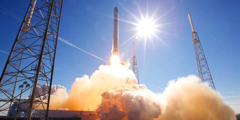 Το Ιράν παρουσίασε νέο πύραυλο με βεληνεκές 1.450 χιλιομέτρων