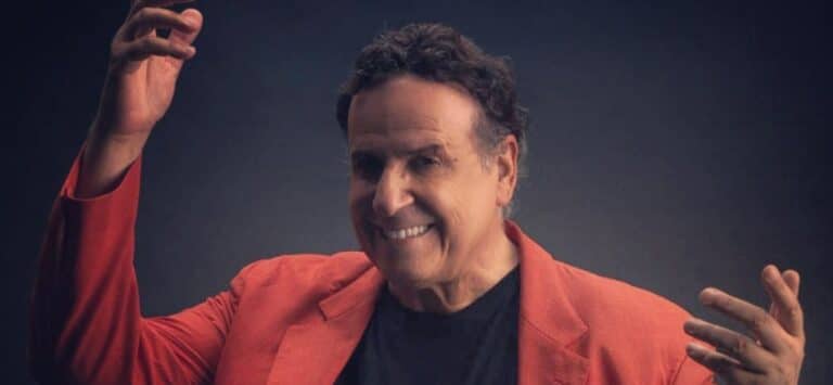 «Είμαι καταδικασμένος να γράφω»: Ο Χάρης Ρώμας μιλάει για τον ρόλο του στα «Νεοκλασικά» – Τι αποκάλυψε για τον Αθερίδη (βίντεο)