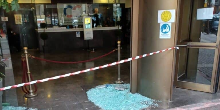 Επίθεση με βαριοπούλες στο Μέγαρο του ΟΣΕ – Έσπασαν τζαμαρίες (βίντεο)