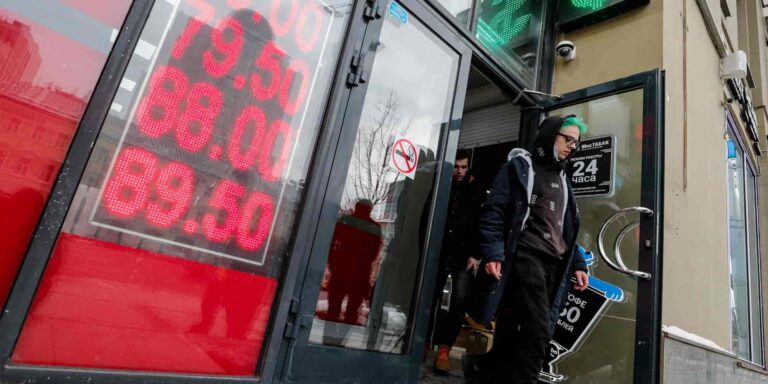 Εισβολή στην Ουκρανία: Σε ιστορικό χαμηλό κατρακύλησε το ρούβλι – «Βυθίζεται» το χρηματιστήριο της Μόσχας