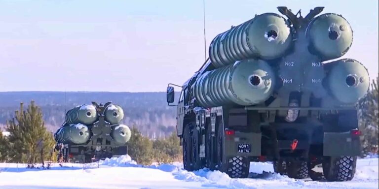 Η Ρωσία αποκλιμακώνει την ένταση ή μπλοφάρει; Αποσύρει στρατεύματα από τα σύνορα με την Ουκρανία