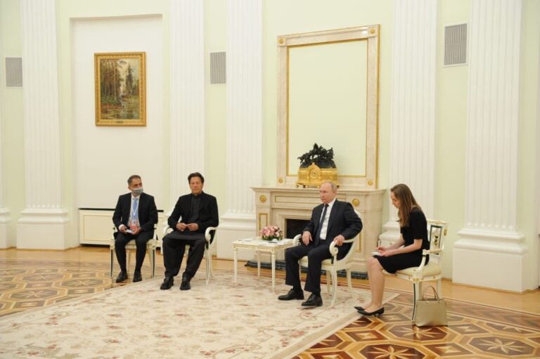 «Σε τι στιγμή ήρθα, τόσος ενθουσιασμός» – Η ατάκα του πρωθυπουργού του Πακιστάν στην Μόσχα λίγες ώρες μετά την εισβολή στην Ουκρανία (βίντεο)