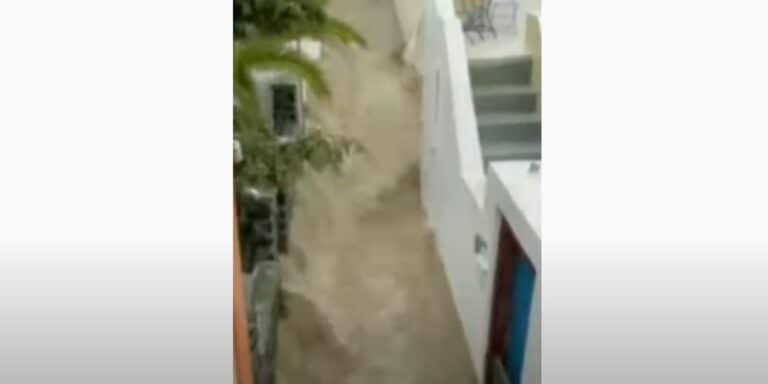 Σαρωτικό το πέρασμα της κακοκαιρίας στις Κυκλάδες – «Πνίγηκε» στο χαλάζι η Σαντορίνη (βίντεο)