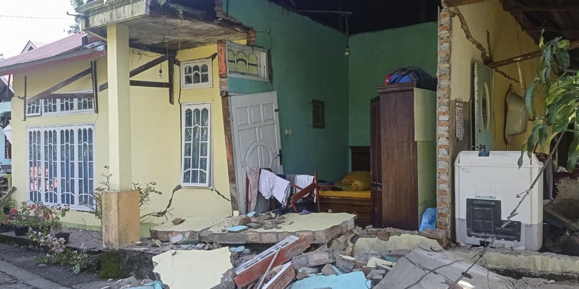 Καταστροφές σε σπίτια στην Ινδονησία μετά τον σεισμό