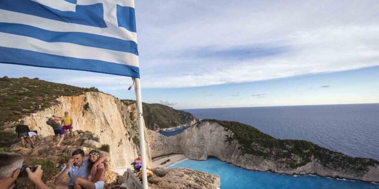 Σαγηνεύει το ναυάγιο της Ζακύνθου – Ο δεύτερος πιο φωτογραφημένος προορισμός στην Ελλάδα (εικόνες & βίντεο)