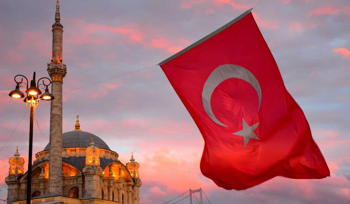 Η τουρκική σημαία μπροστά από τζαμί