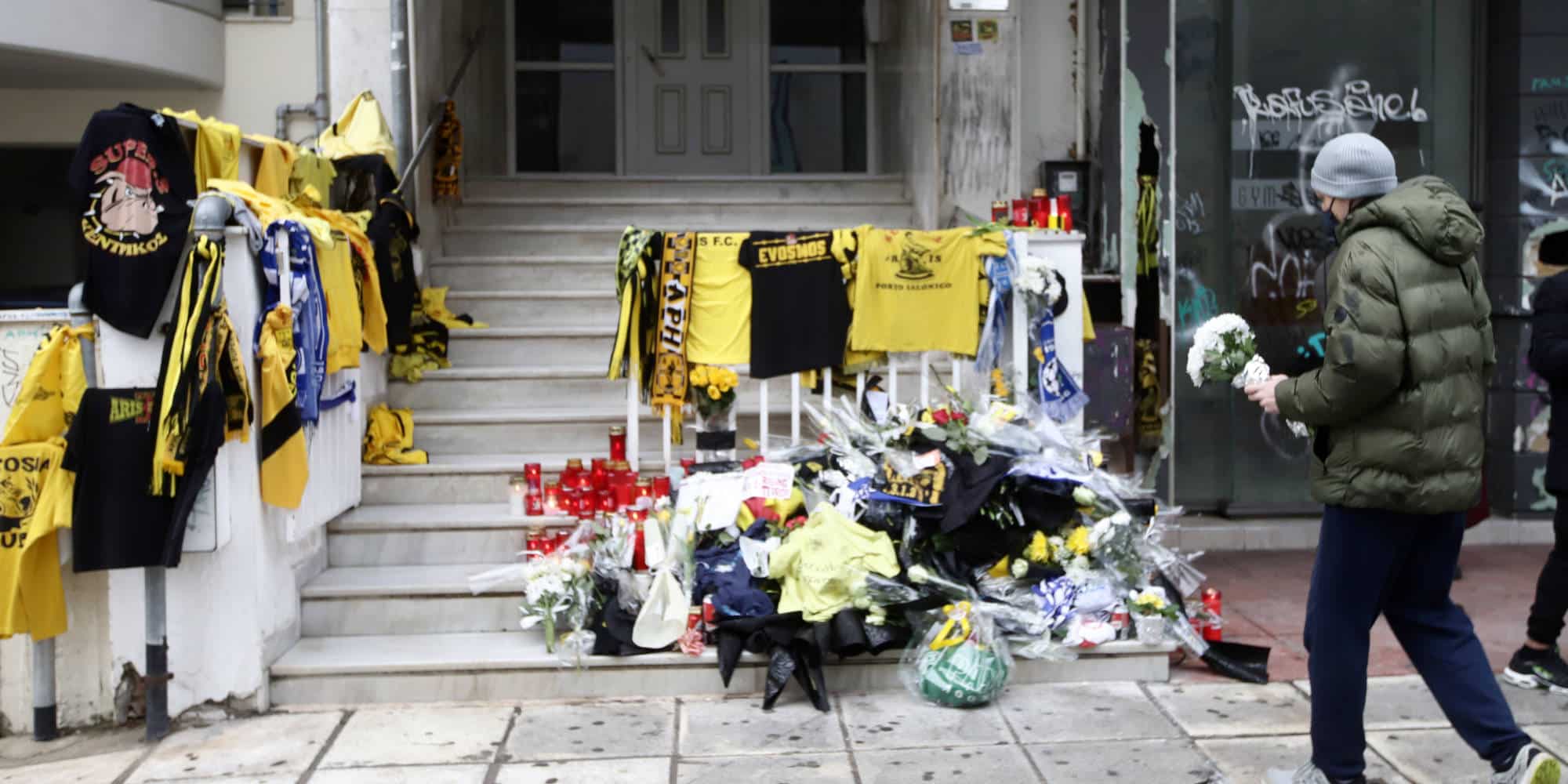 Πολίτες και οπαδοί όλων των ομάδων εξακολουθούν αν αφήνουν λουλούδια και μηνύματα στο σημείο όπου δολοφονήθηκε ο 19χρονος στη Θεσσαλονίκη