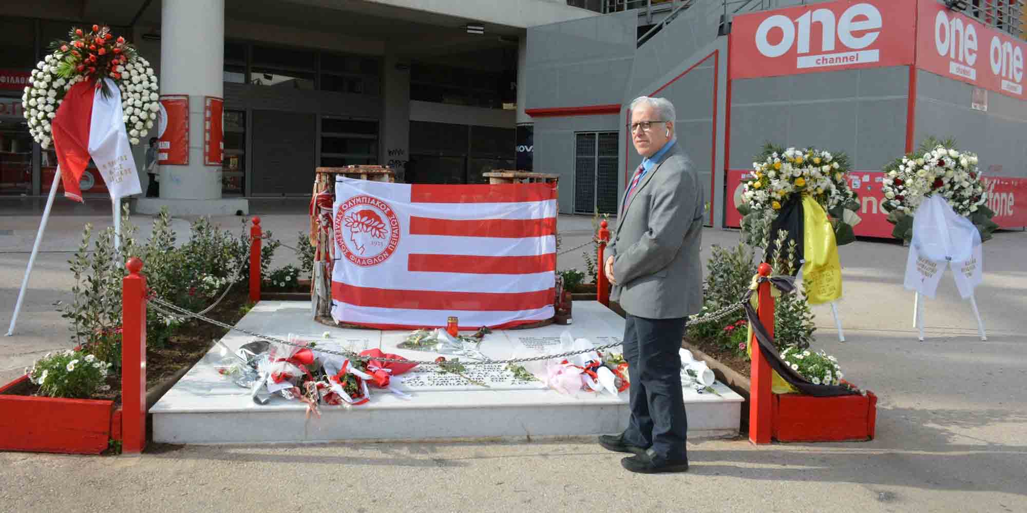 Ο Γιώργος Μαργωμένος αφηγείται την ιστορία του από την τραγωδία της Θύρας 7, μπροστά από το μνημείο των 21 θυμάτων στο Καραϊσκάκη