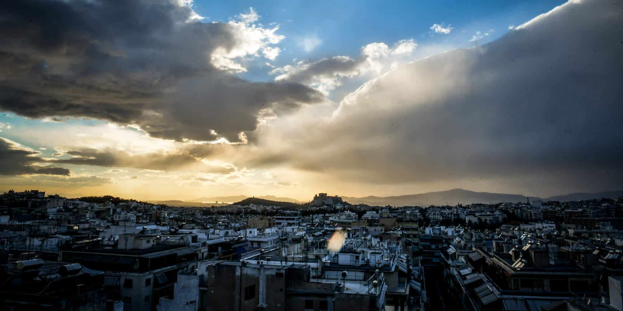 Συννεφιασμένος καιρός πάνω από την Αθήνα