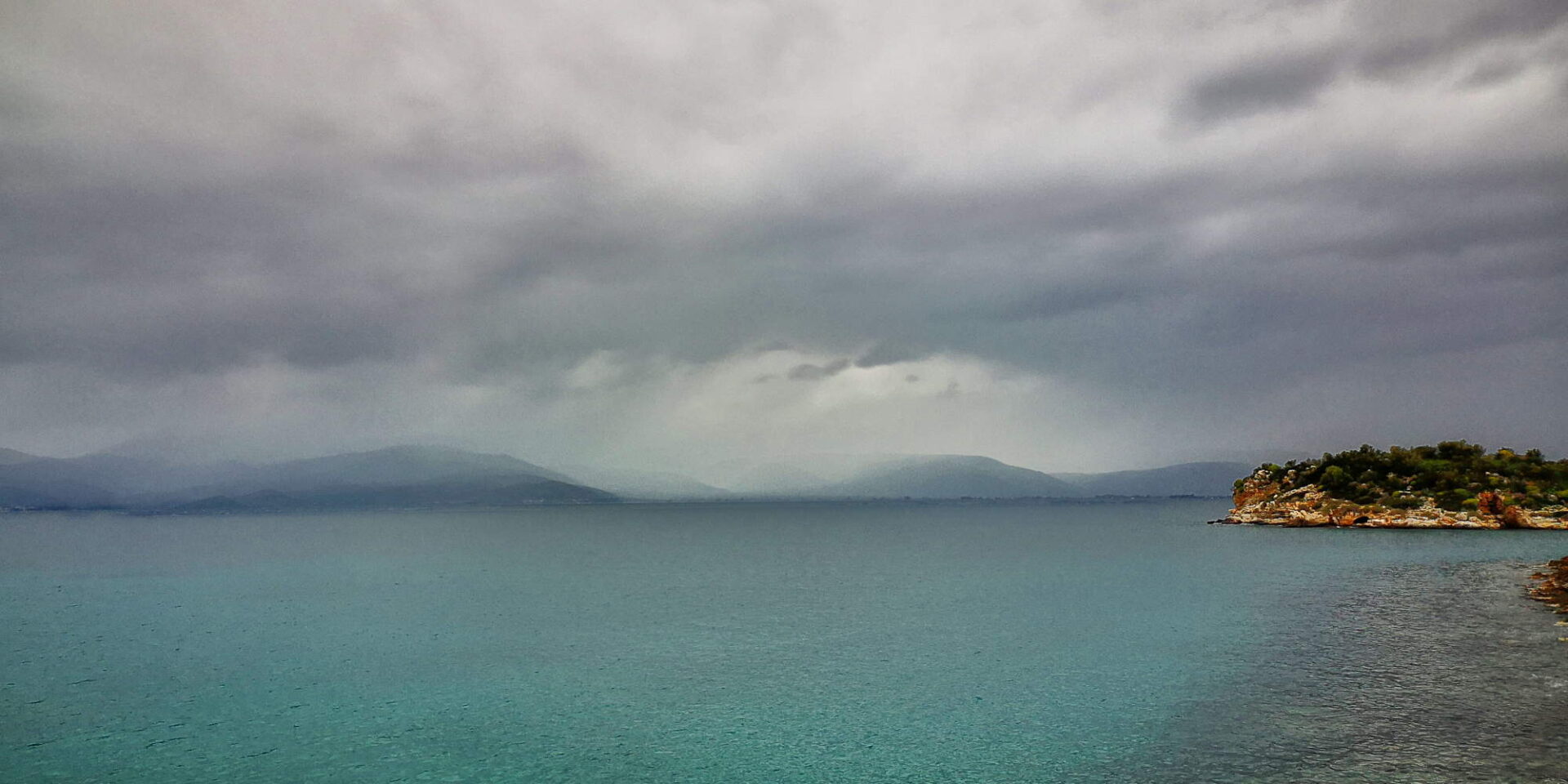 Συννεφιασμένος καιρός πάνω από τη θάλασσα του Ναυπλίου