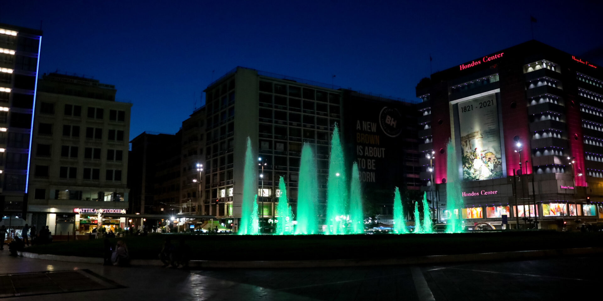 Το σιντριβάνι στην Ομόνοια φωταγωγημένο