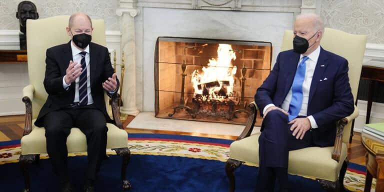 Πρώτο τετ-α-τετ Μπάιντεν με Σολτς στον Λευκό Οίκο: Σε αμήχανη θέση ο Γερμανός καγκελάριος για το ουκρανικό