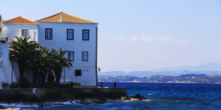 Οι Σπέτσες λάμπουν ανάμεσα στους Jlo, Ryan Gosling και Craig David στο παγκόσμιο πρόμο του Netflix