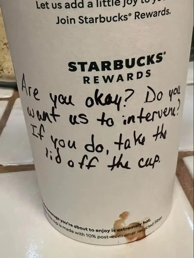 Barista των Starbucks έσωσε κορίτσι που την παρενοχλούσε άγνωστος: To έξυπνο μήνυμα σε ποτήρι - «Eίσαι καλά; Θες να παρέμβουμε;» (εικόνα)