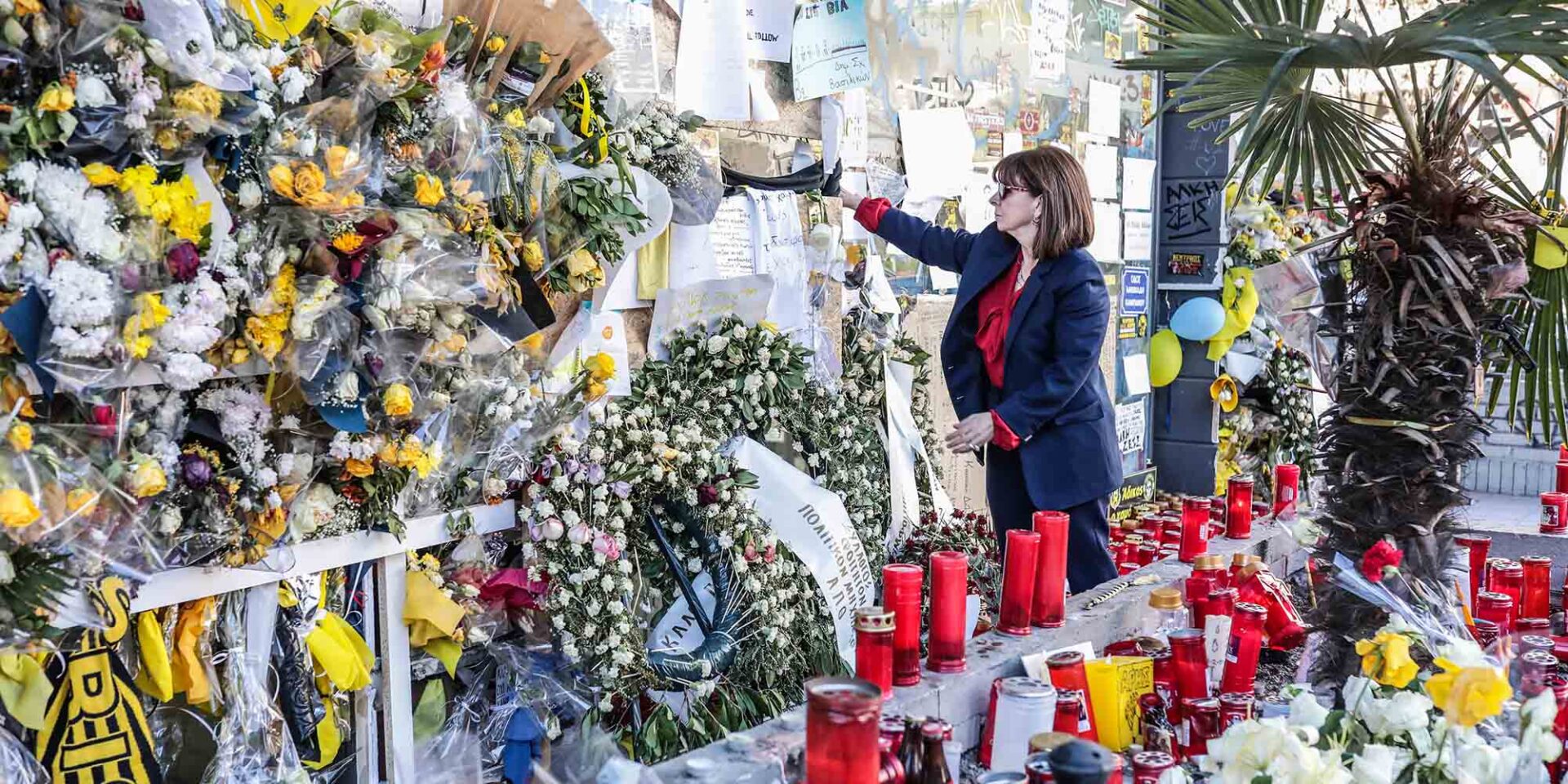 Η πρόεδρος της Δημοκρατίας, Κατερίνα Σακελλαροπούλου στο σημείο της δολοφονίας του Άλκη Καμπανού