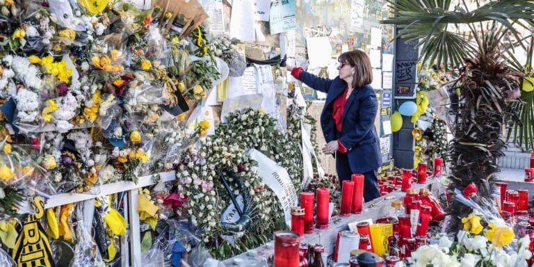 Η Σακελλαροπούλου άφησε ένα λουλούδι στο σημείο όπου δολοφονήθηκε ο Άλκης