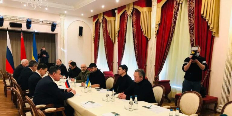 Οι πρώτες εικόνες από τη συνάντηση Ρωσίας-Ουκρανίας για την κατάπαυση του πυρός (εικόνες & βίντεο)