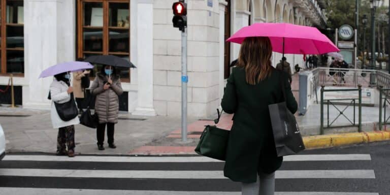 Καιρός: Βροχές και πτώση της θερμοκρασίας την Δευτέρα – Πού θα χιονίσει