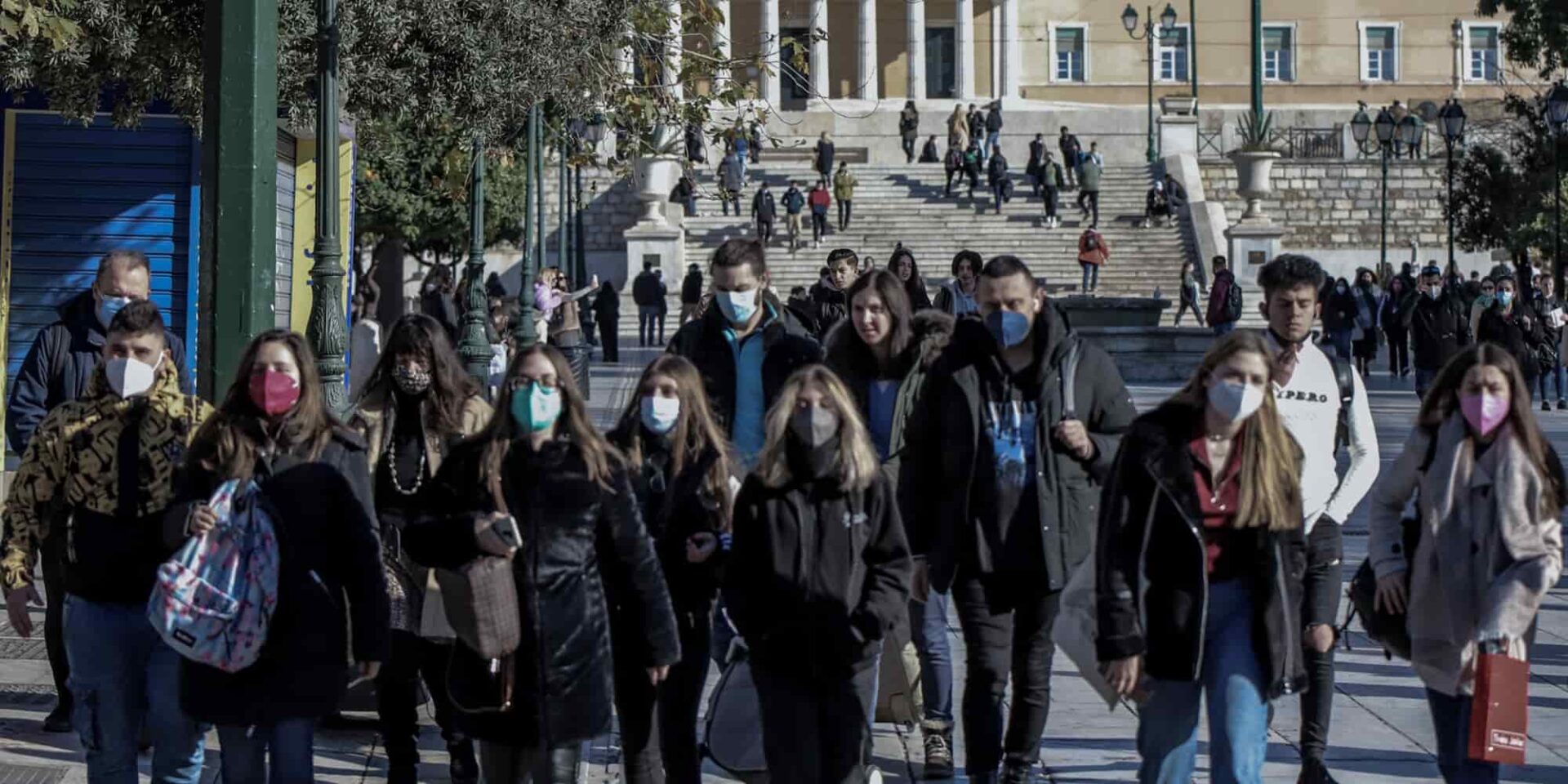 Πολίτες περπατούν στο Σύνταγμα