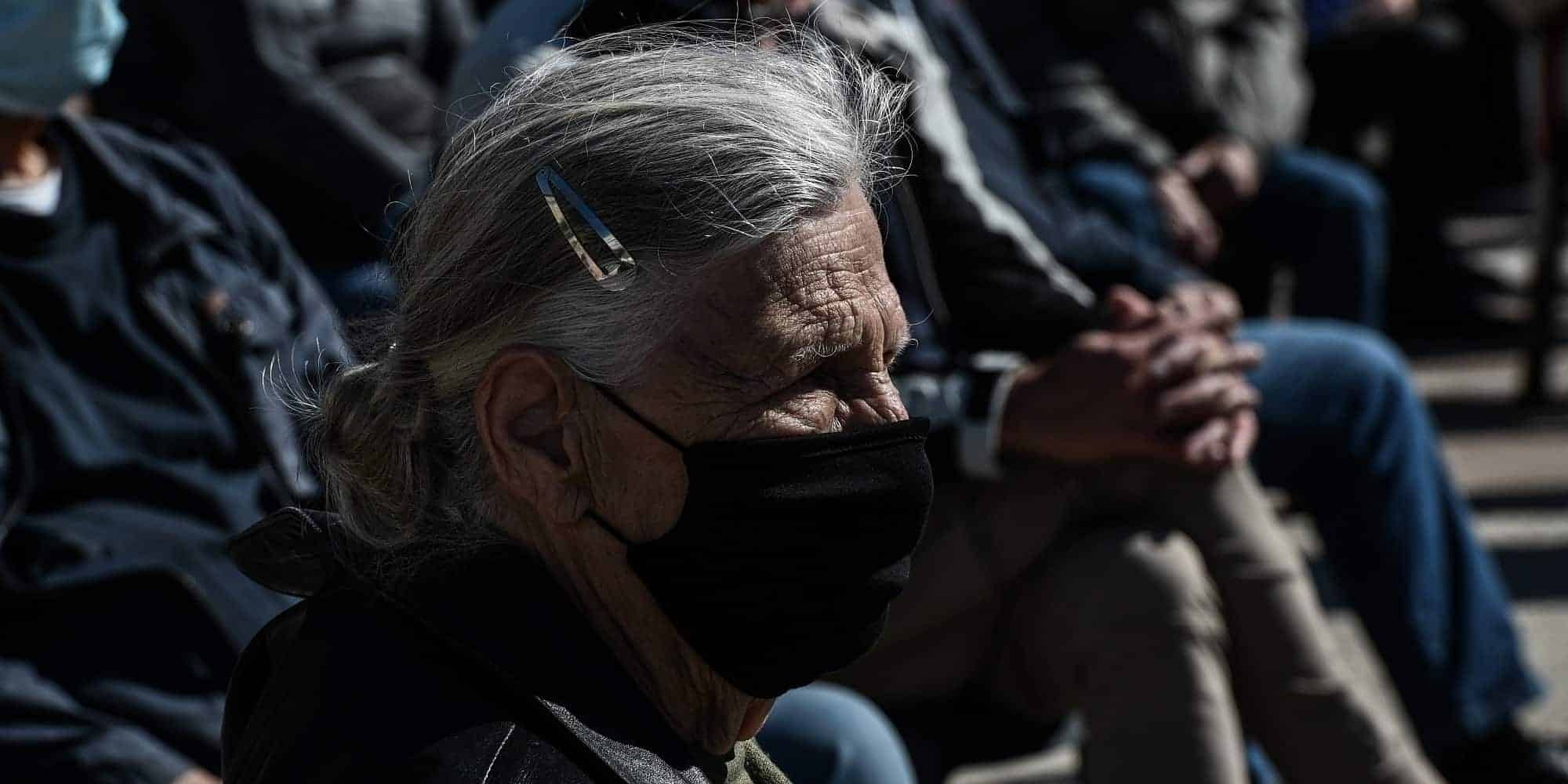 Συνταξιούχοι με μάσκα που δικαιούνται το επίδομα Πάσχα