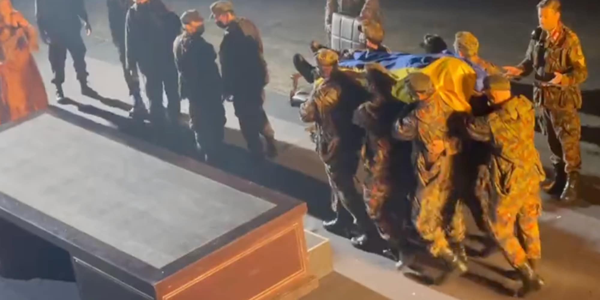 Ένας «νεκρός» σκεπασμένος με τη ουκρανική σημαία στο Τεάτρο Ρεάλ στη Μαδρίτη