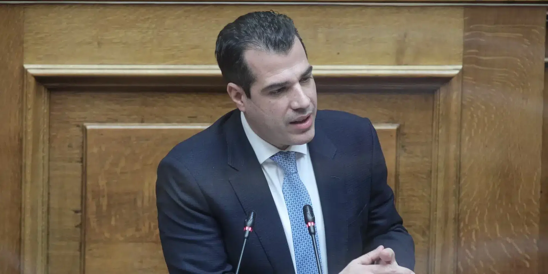 Ο Θάνος Πλεύρης στο βήμα της βουλής