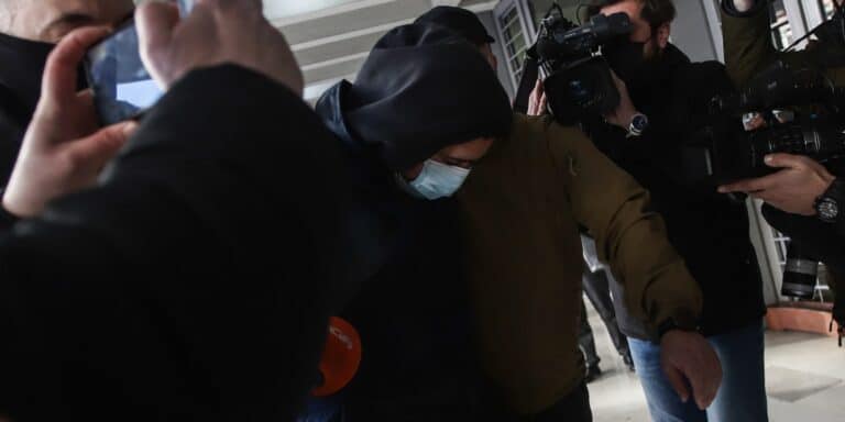 Θεσσαλονίκη: Στον εισαγγελέα ο 23χρονος για τη δολοφονία του 19χρονου Άλκη – Τον αποδοκίμασαν (βίντεο)