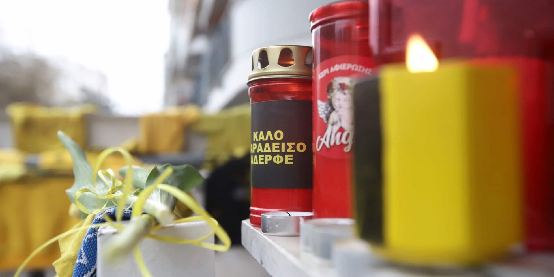 Κεριά και λουλούδια στο σημείο δολοφονίας του Άλκη Καμπανού