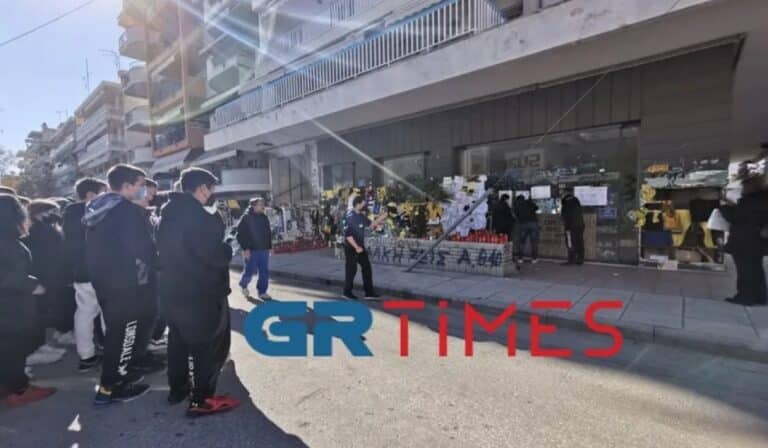 Θεσσαλονίκη: Μαθητές κράτησαν ενός λεπτού σιγή στο σημείο δολοφονίας του Άλκη (εικόνες & βίντεο)