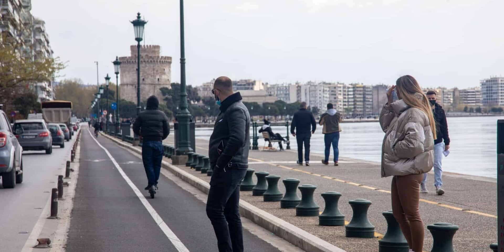 Πολίτες περπατούν στον Λευκό Πύργο στην Θεσσαλονίκη