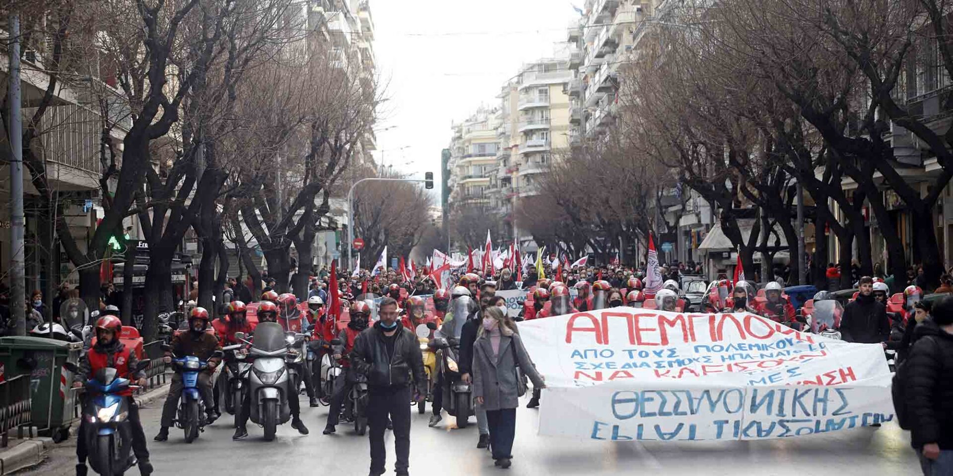 ΠΟΡΕΙΑ ΣΤΟ ΚΕΝΤΡΟ ΤΗΣ ΘΕΣΣΛΟΝΙΚΗΣ ΑΠΟ ΕΡΓΑΤΙΚΑ ΣΩΜΑΤΕΙΑ ΚΑΙ ΣΥΝΔΙΚΑΤΑ ΕΝΑΝΤΙΑ ΣΤΗΝ ΑΚΡΙΒΕΙΑ