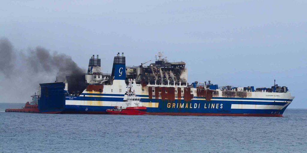 Το πλοίο Euroferry Olympia στ' ανοιχτά της Κέρκυρας