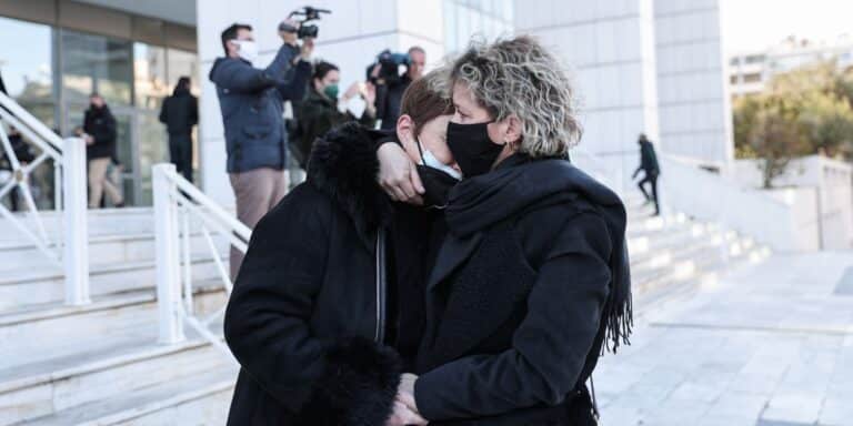 Τρεις μάνες θρηνούν αγκαλιά! Η μητέρα της Ελένης Τοπαλούδη μαζί με εκείνες της Γαρυφαλλιάς και της Ερατούς – «Light δολοφονία δεν υπάρχει» (εικόνες)