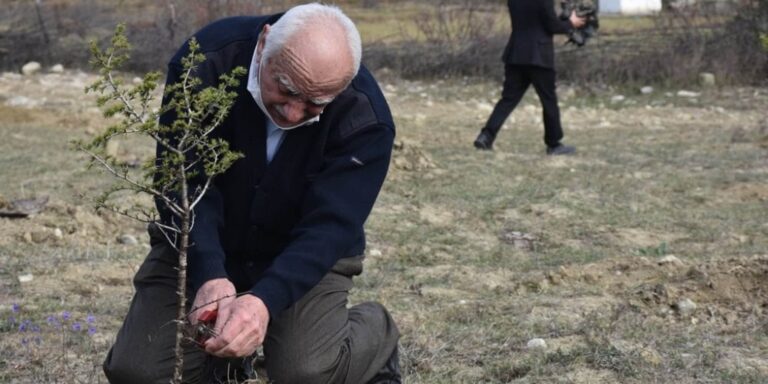 Τουρκία: Δασολόγος φύτεψε 30 εκατομμύρια δέντρα και μετέτρεψε άγονο λόφο σε καταπράσινο δάσος (βίντεο)