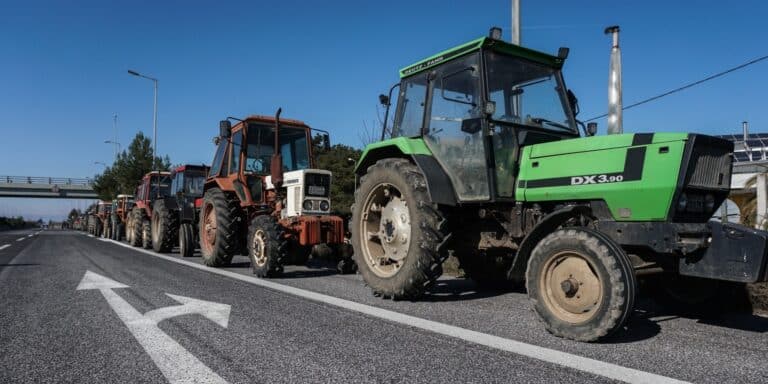 Αγρότες απέκλεισαν την παλαιά Εθνική οδό Πατρών-Αθηνών