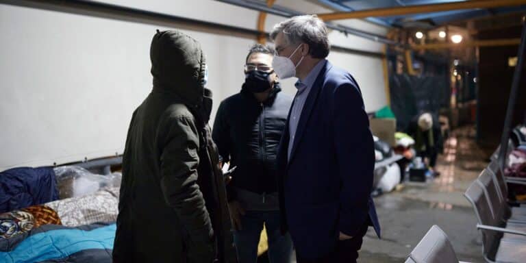 Εμβολιασμοί αστέγων στο λιμάνι του Πειραιά από τον ΕΟΔΥ παρουσία Τσιόδρα (εικόνες)