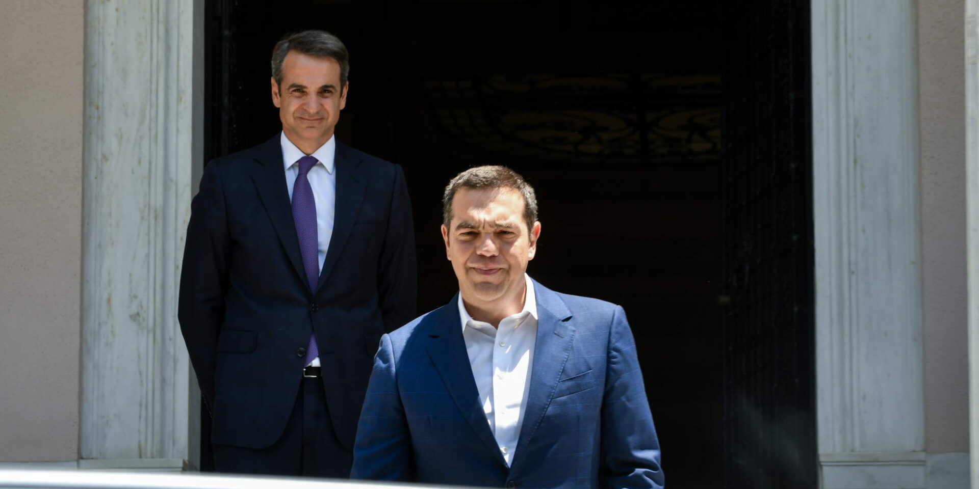 Ο Κυριάκος Μητσοτάκης και ο Αλέξης Τσίπρας στην είσοδο του Μαξίμου