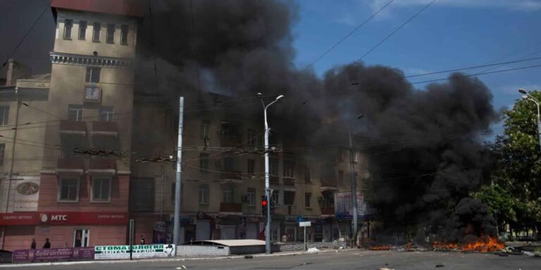 Εισβολή στην Ουκρανία: Η Ρωσία βομβαρδίζει όλη τη χώρα – Πληροφορίες για 8 νεκρούς και 9 τραυματίες (βίντεο)