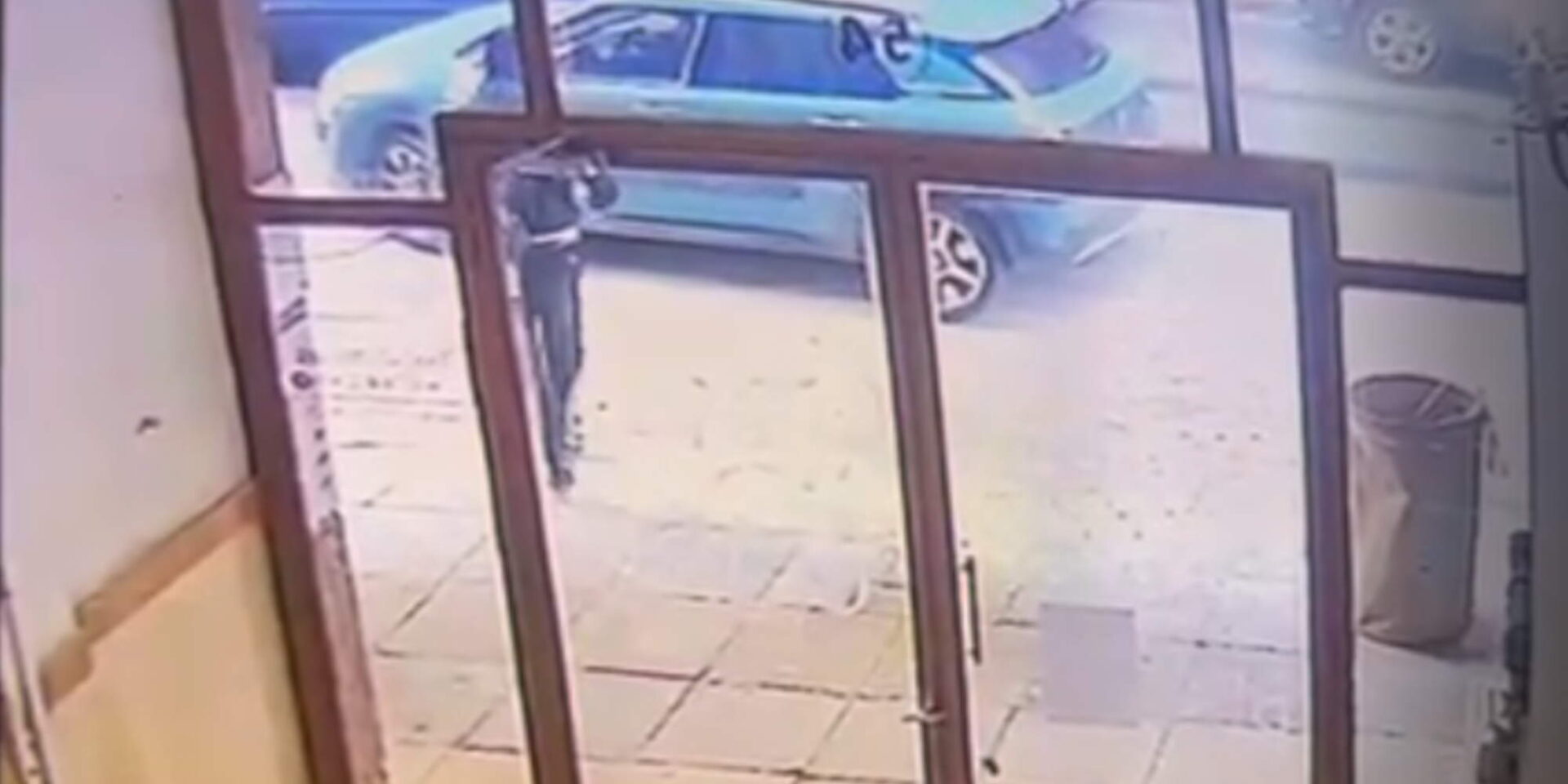 Στιγμιότυπο από το βίντεο με τη ληστεία δικηγόρου στα Εξάρχεια