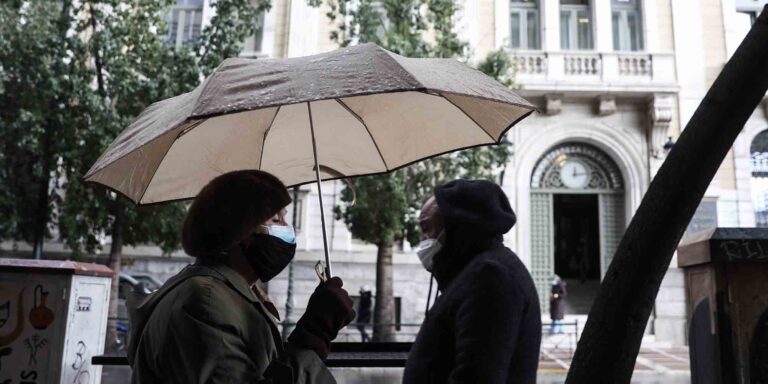 Καιρός: Ισχυρές βροχές και πτώση θερμοκρασίας για την Κυριακή