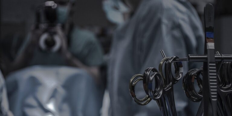 Ιταλία: Παρέμβαση της δικαιοσύνης για χειρουργική επέμβαση και μεταγγίσεις σε παιδί αντιεμβολιαστών