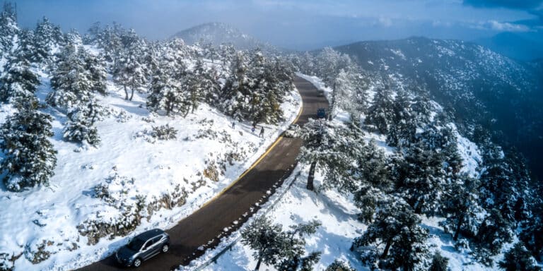 Χιονίζει έντονα στην Πάρνηθα – Κλειστός ο δρόμος από το Τελεφερίκ και πάνω